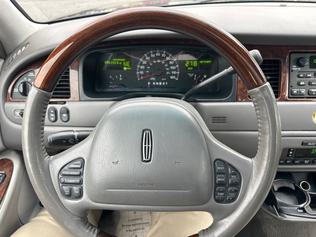 2002 Lincoln Town Car Image 61
