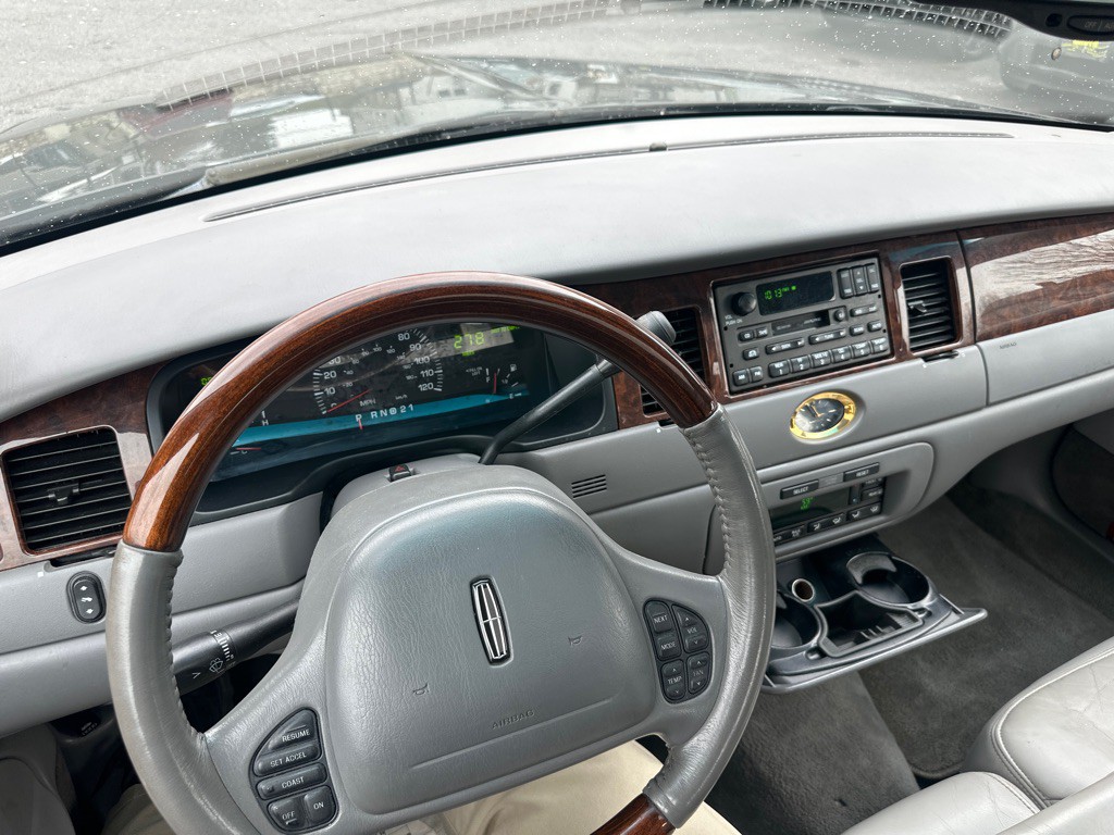 2002 Lincoln Town Car Image 63