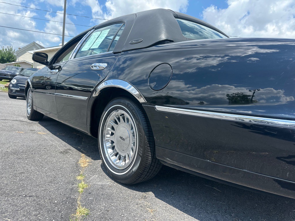 2002 Lincoln Town Car Image 5