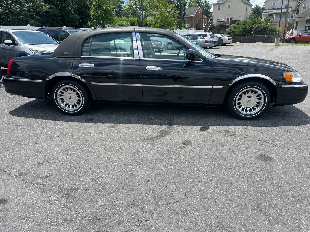 2002 Lincoln Town Car Image 7