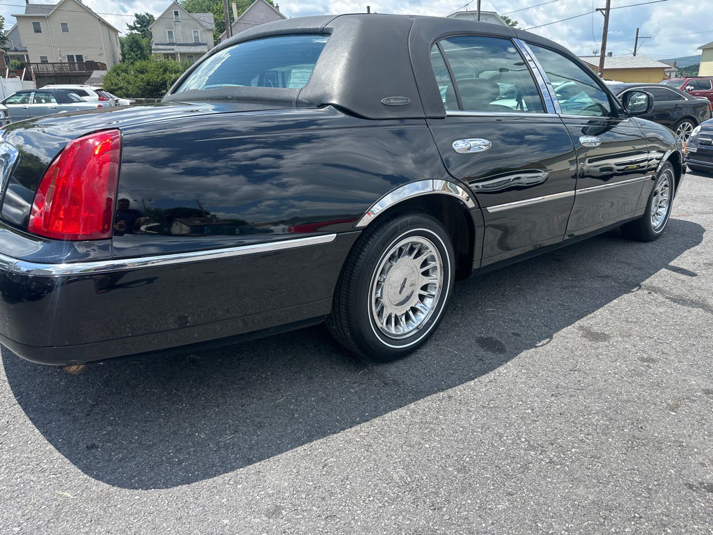 2002 Lincoln Town Car Image 8