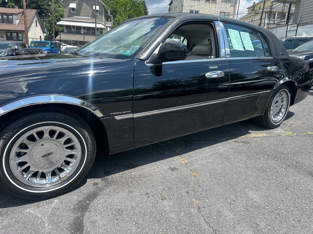 2002 Lincoln Town Car Image 10