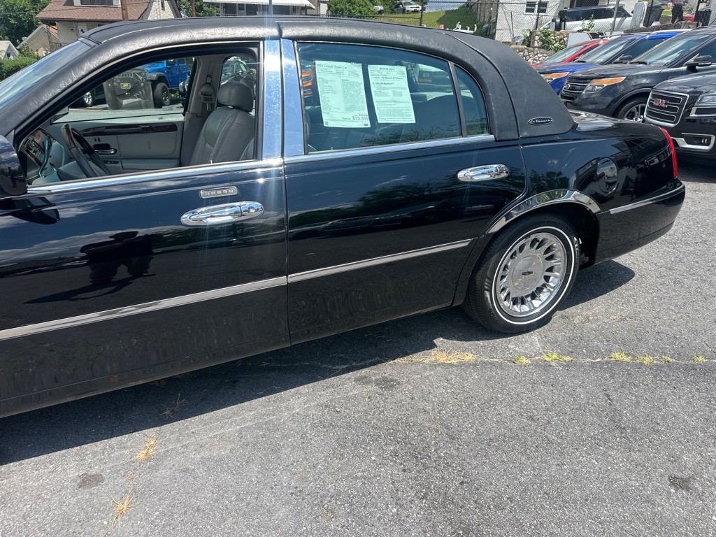 2002 Lincoln Town Car Image 11