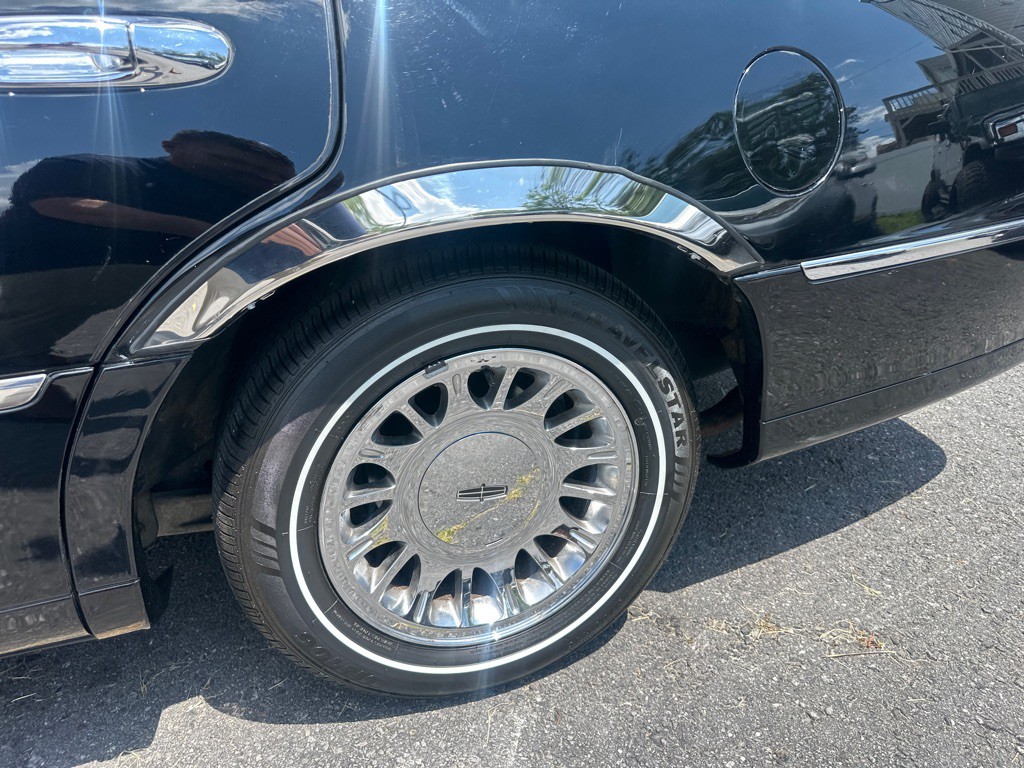 2002 Lincoln Town Car Image 13