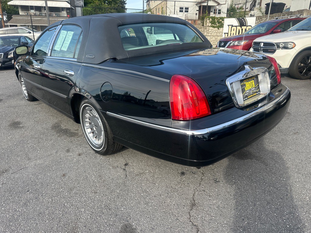 2002 Lincoln Town Car Image 19