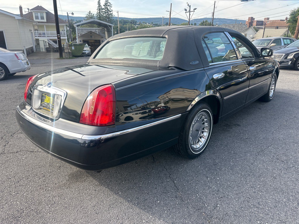 2002 Lincoln Town Car Image 20