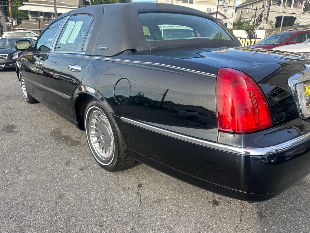 2002 Lincoln Town Car Image 25
