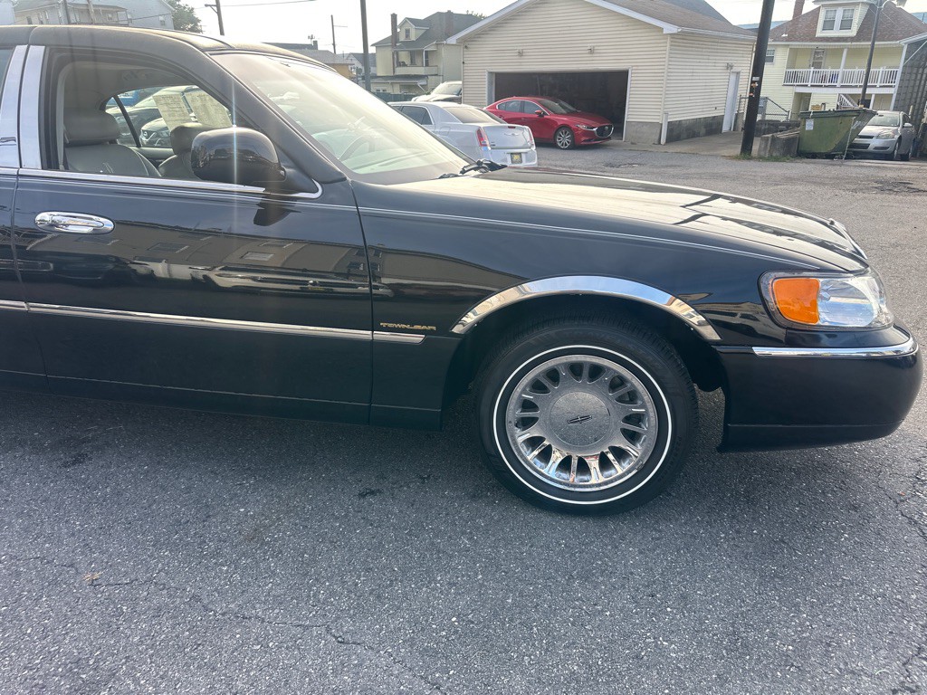 2002 Lincoln Town Car Image 28