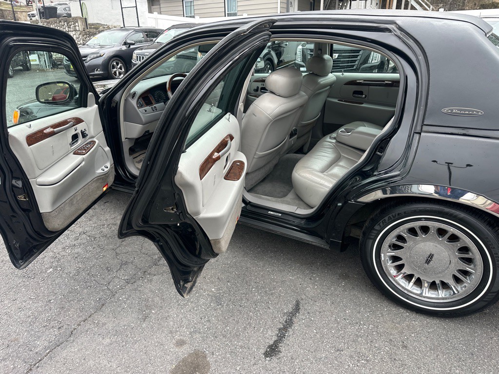 2002 Lincoln Town Car Image 42