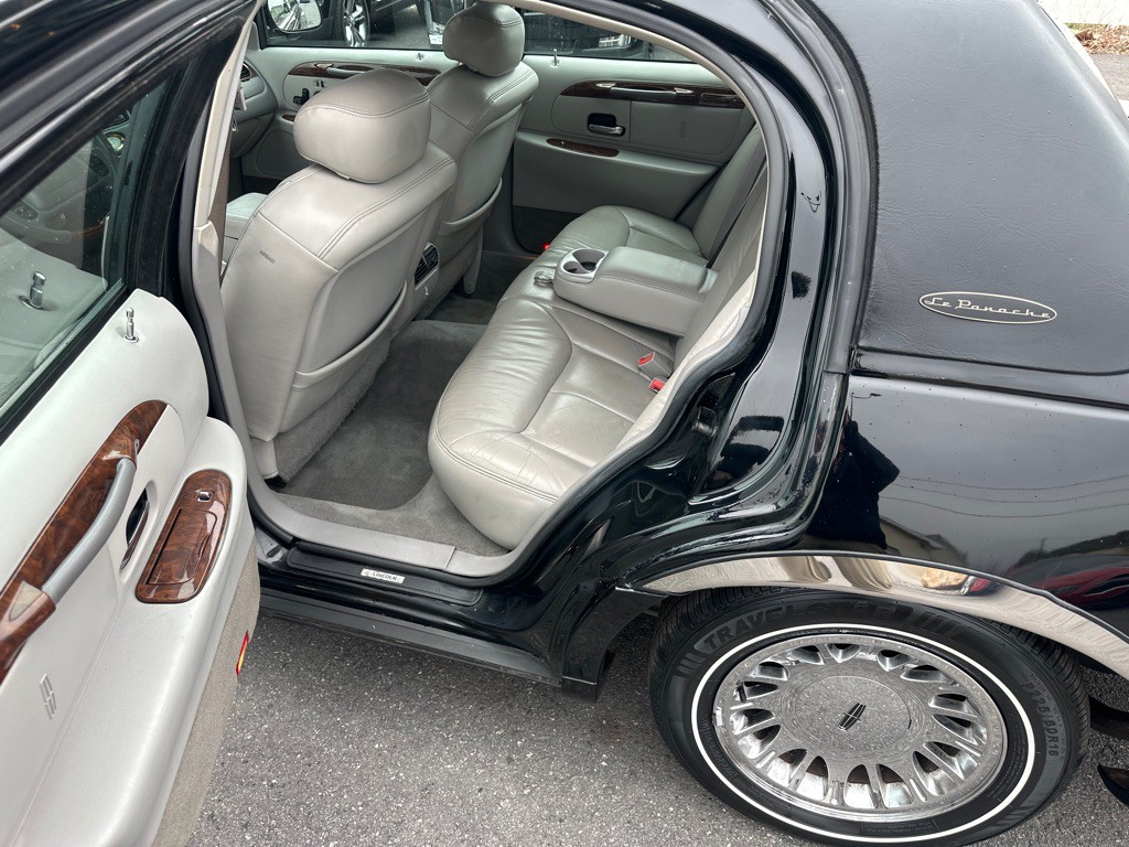 2002 Lincoln Town Car Image 43