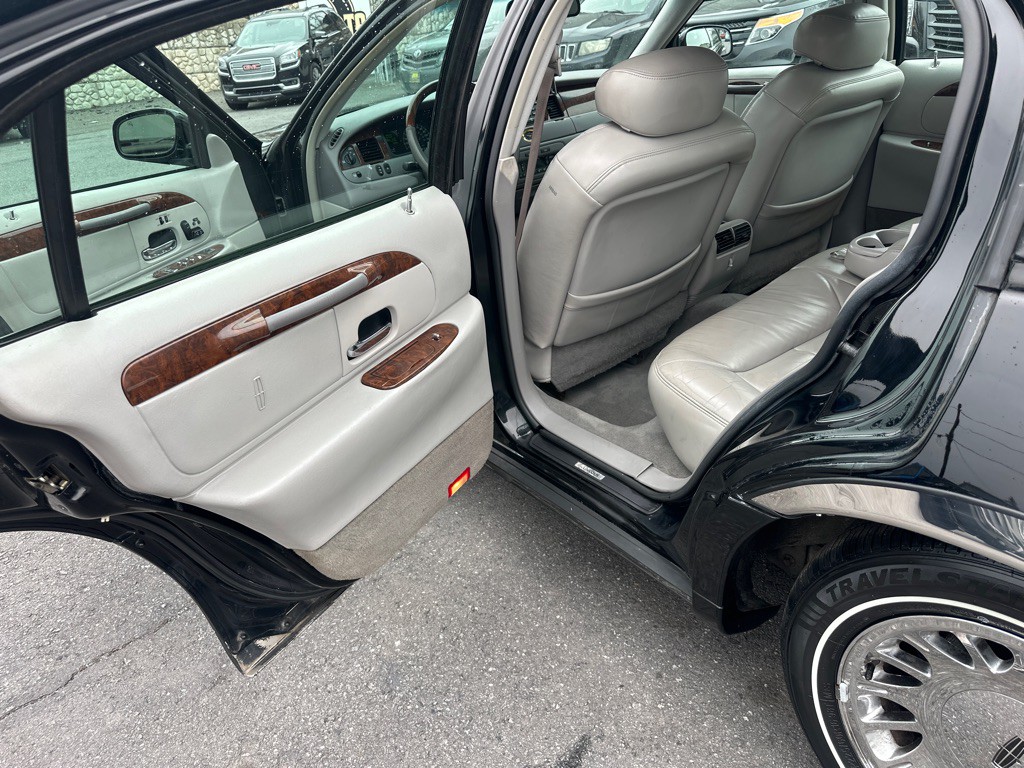 2002 Lincoln Town Car Image 45