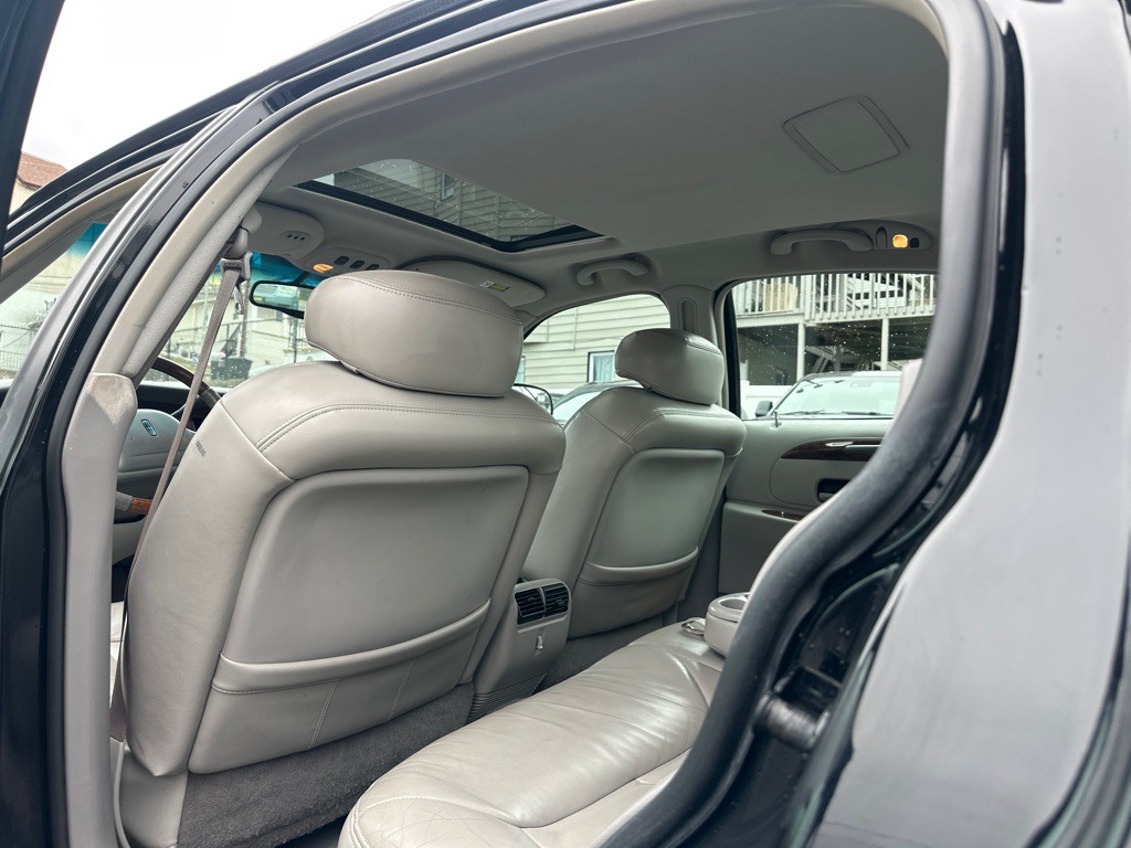 2002 Lincoln Town Car Image 46