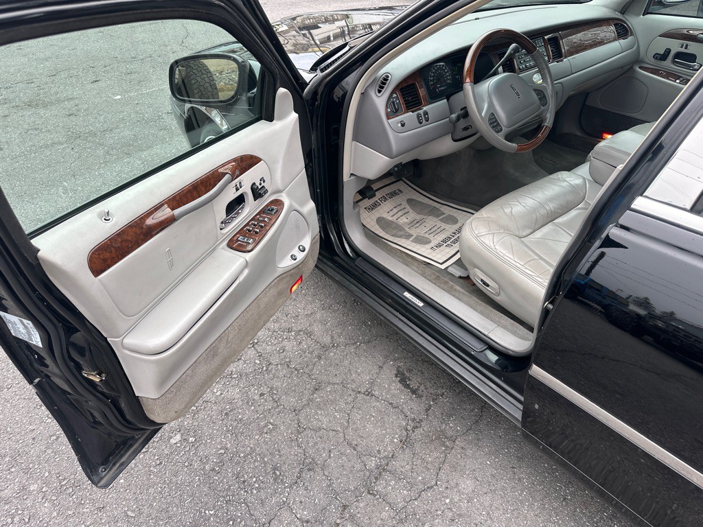 2002 Lincoln Town Car Image 47