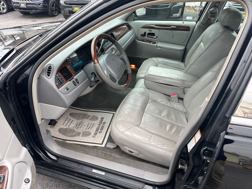 2002 Lincoln Town Car Image 48