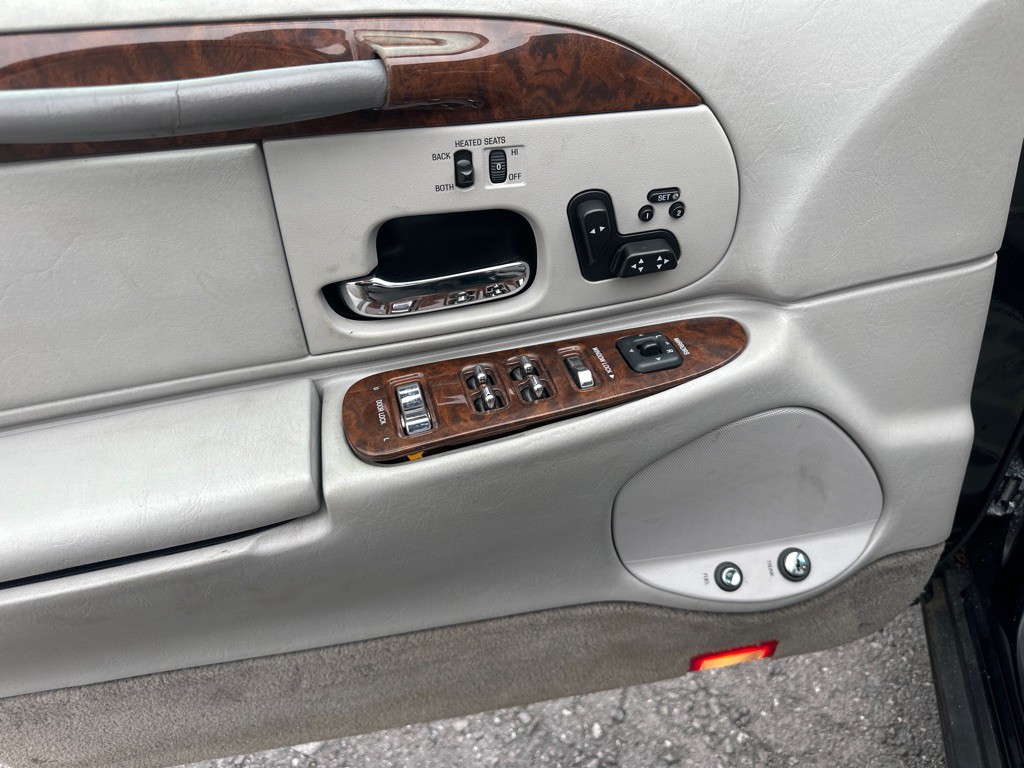 2002 Lincoln Town Car Image 52