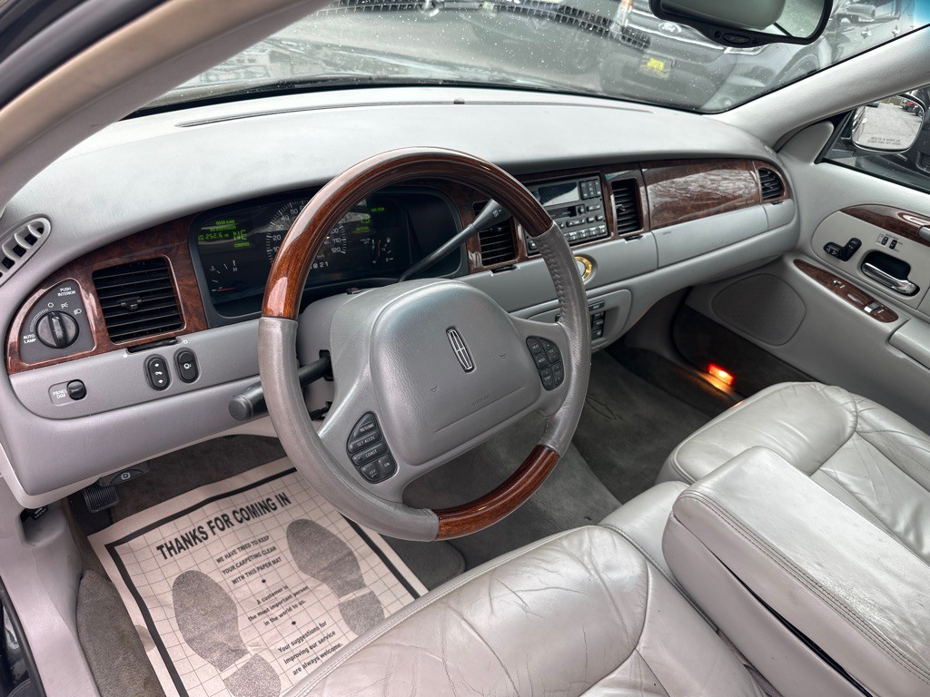 2002 Lincoln Town Car Image 53