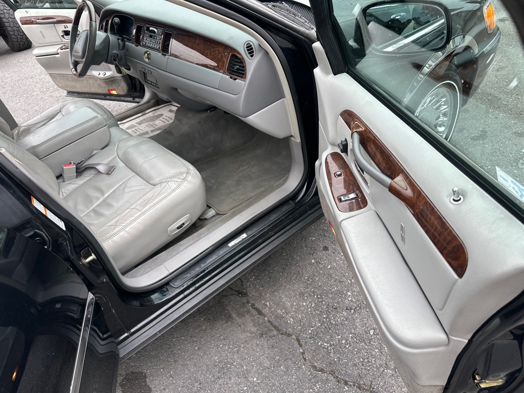 2002 Lincoln Town Car Image 54