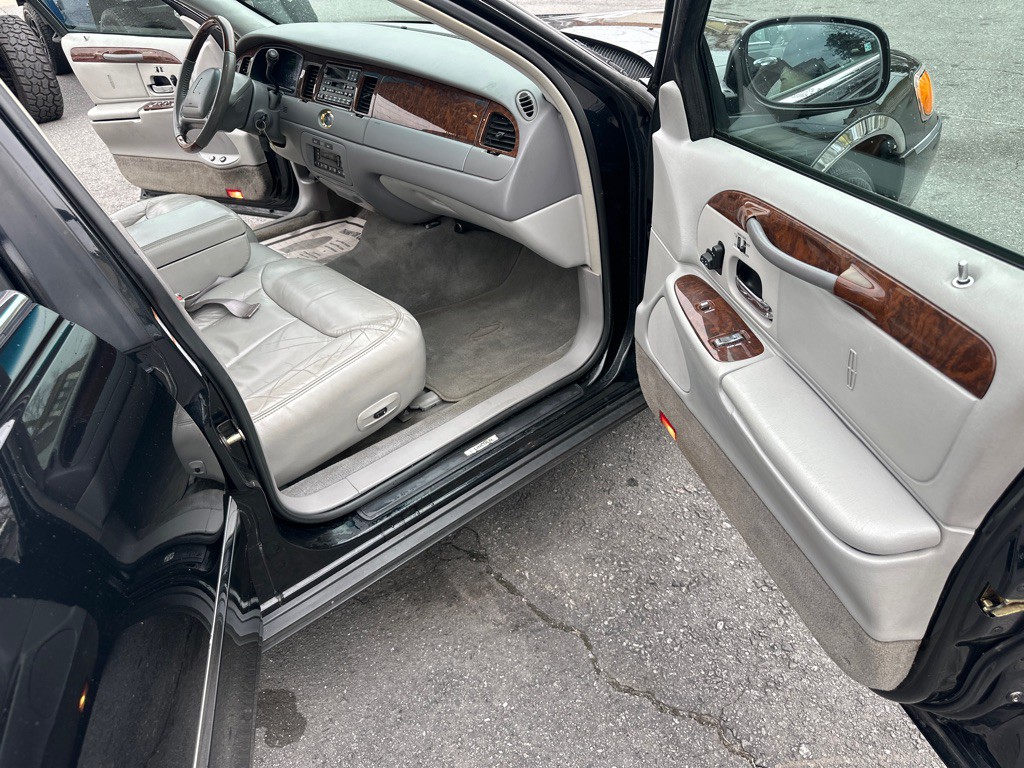 2002 Lincoln Town Car Image 55
