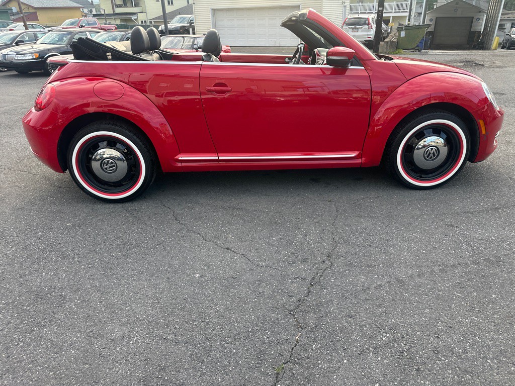 2013 Volkswagen Beetle Image 24