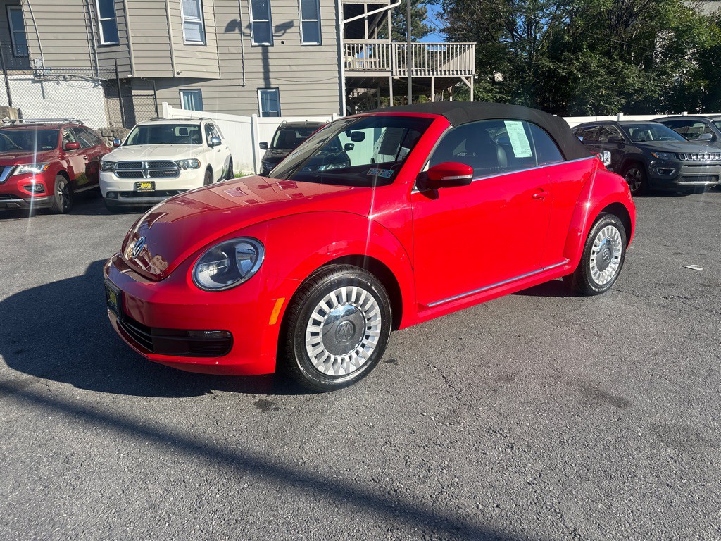 2013 Volkswagen Beetle Image 2