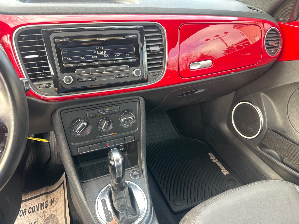 2013 Volkswagen Beetle Image 38