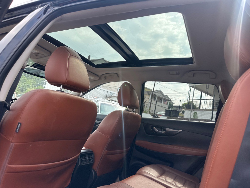 2018 Nissan Rogue Image 2