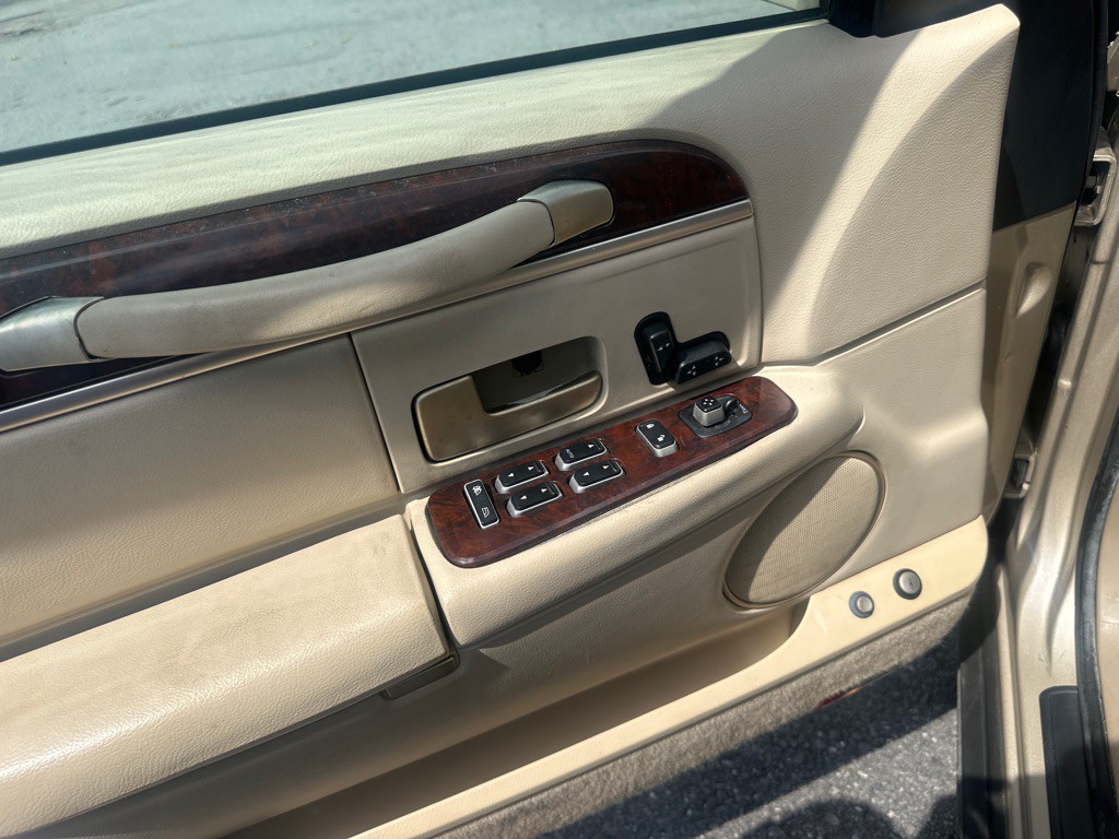 2006 Lincoln Town Car Image 48