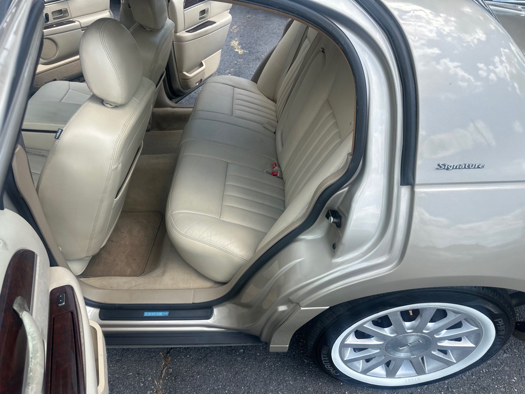 2006 Lincoln Town Car Image 24