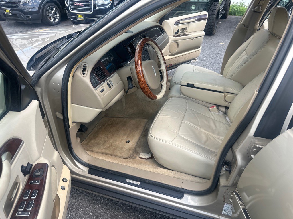 2006 Lincoln Town Car Image 25
