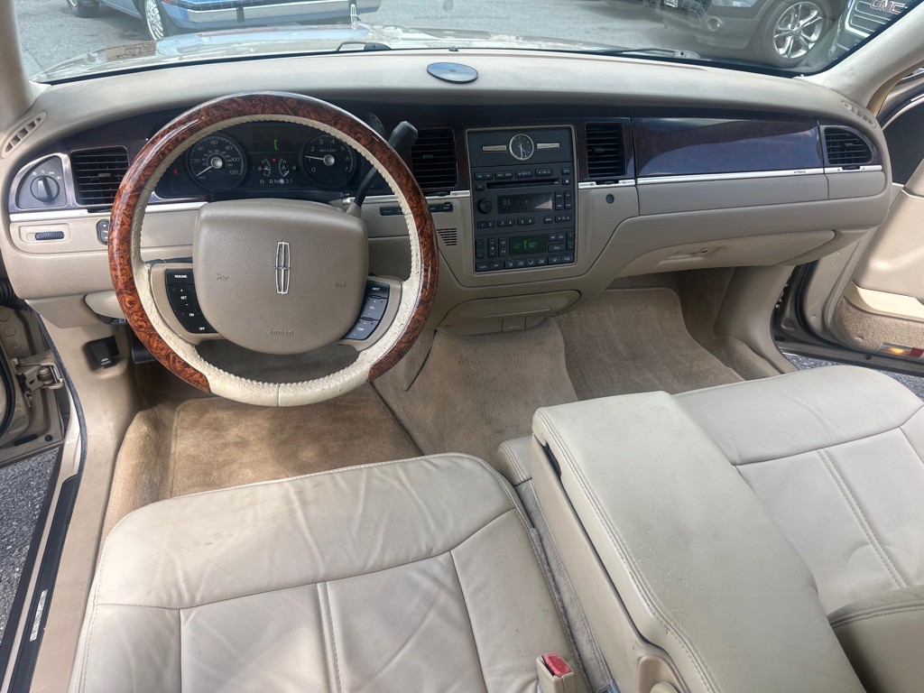 2006 Lincoln Town Car Image 28