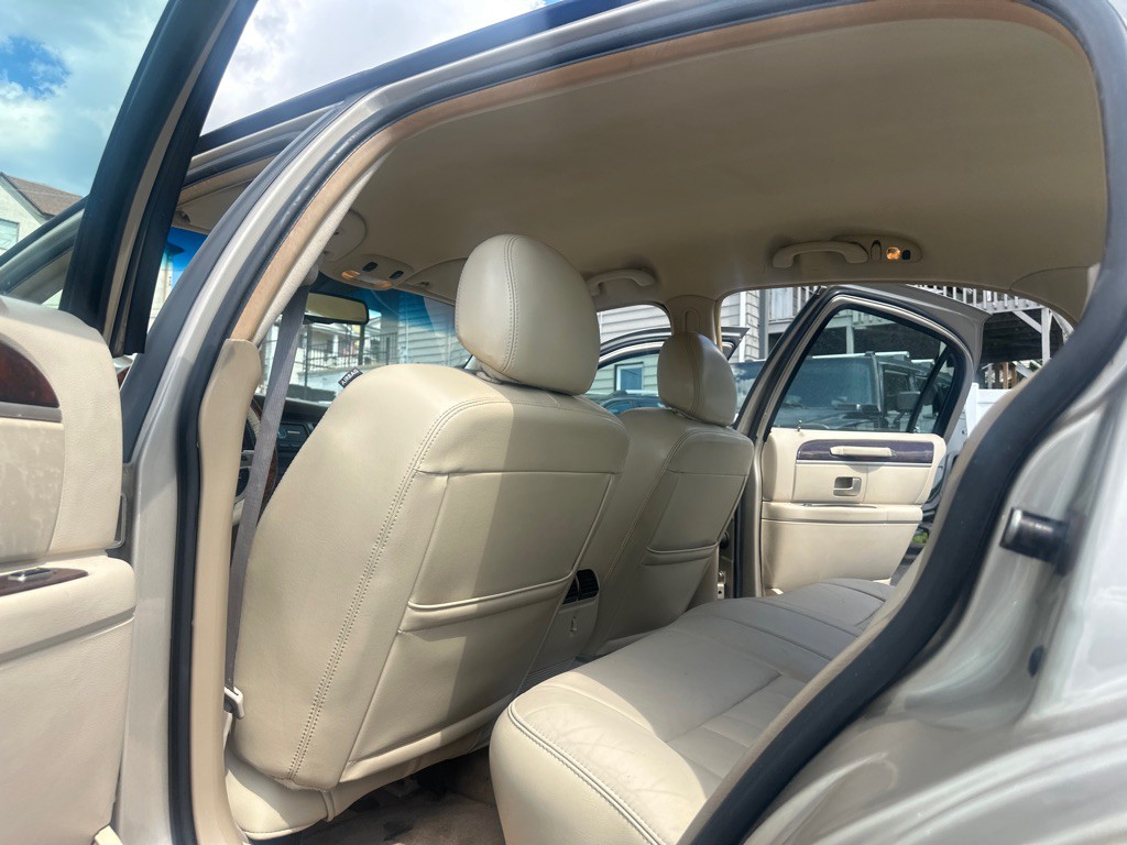 2006 Lincoln Town Car Image 31