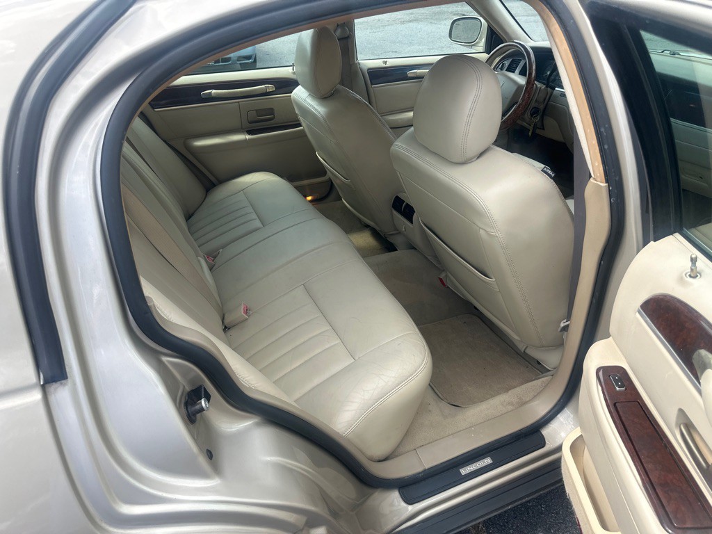 2006 Lincoln Town Car Image 35