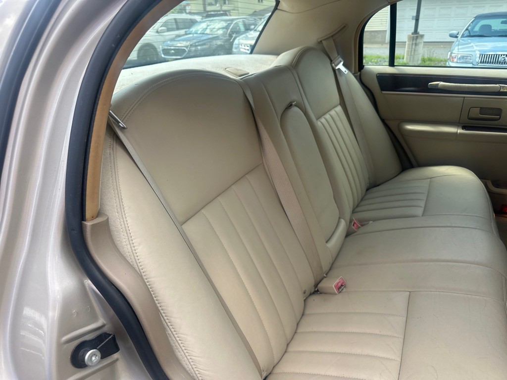 2006 Lincoln Town Car Image 36
