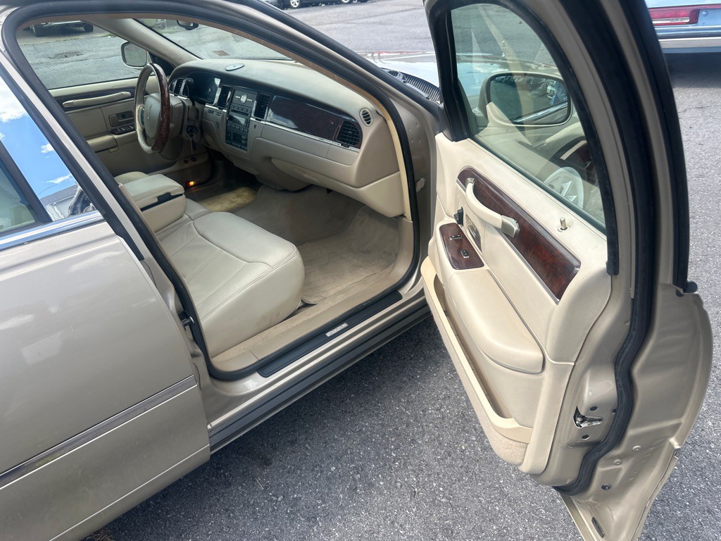 2006 Lincoln Town Car Image 37