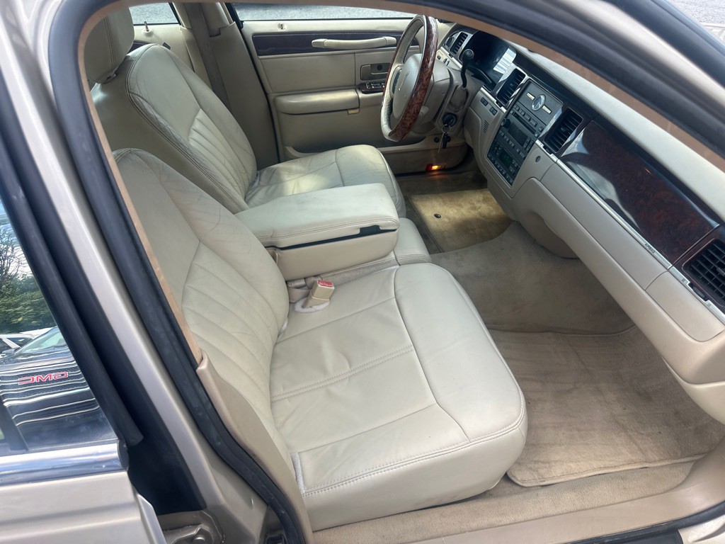 2006 Lincoln Town Car Image 38