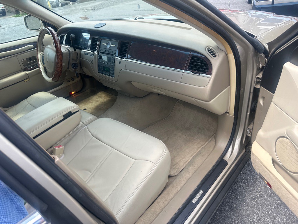 2006 Lincoln Town Car Image 40