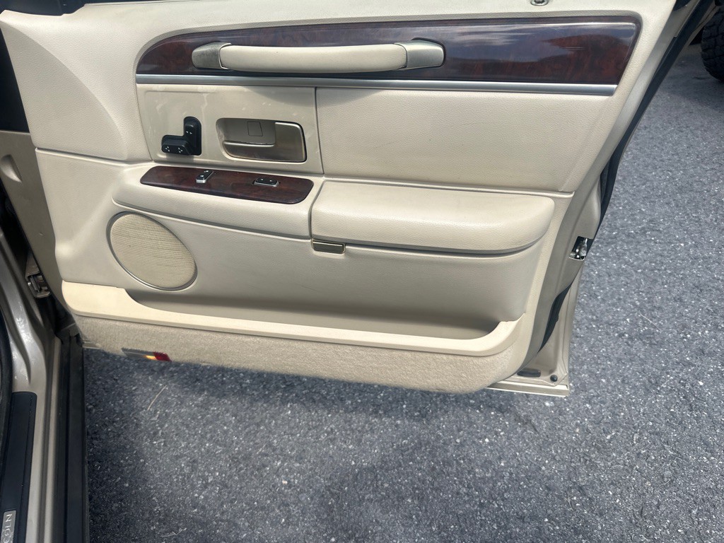 2006 Lincoln Town Car Image 41