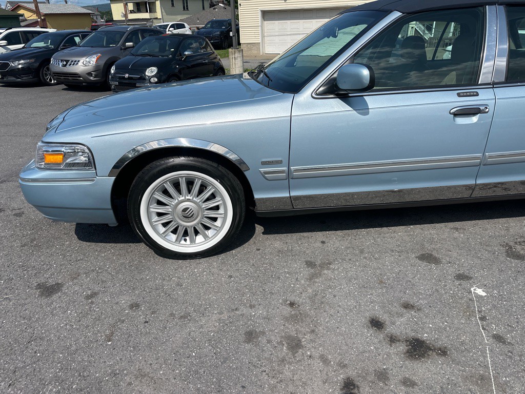 2010 Mercury Grand Marquis Image 10