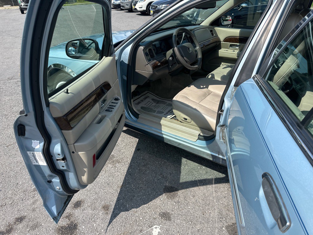 2010 Mercury Grand Marquis Image 12