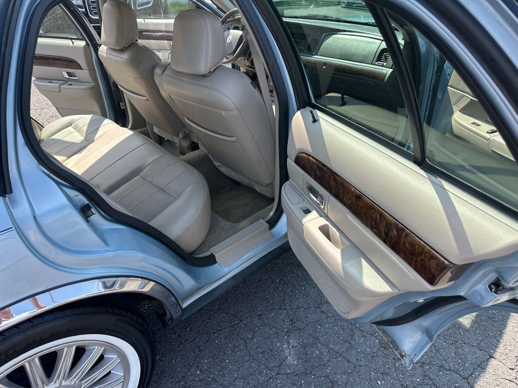 2010 Mercury Grand Marquis Image 18