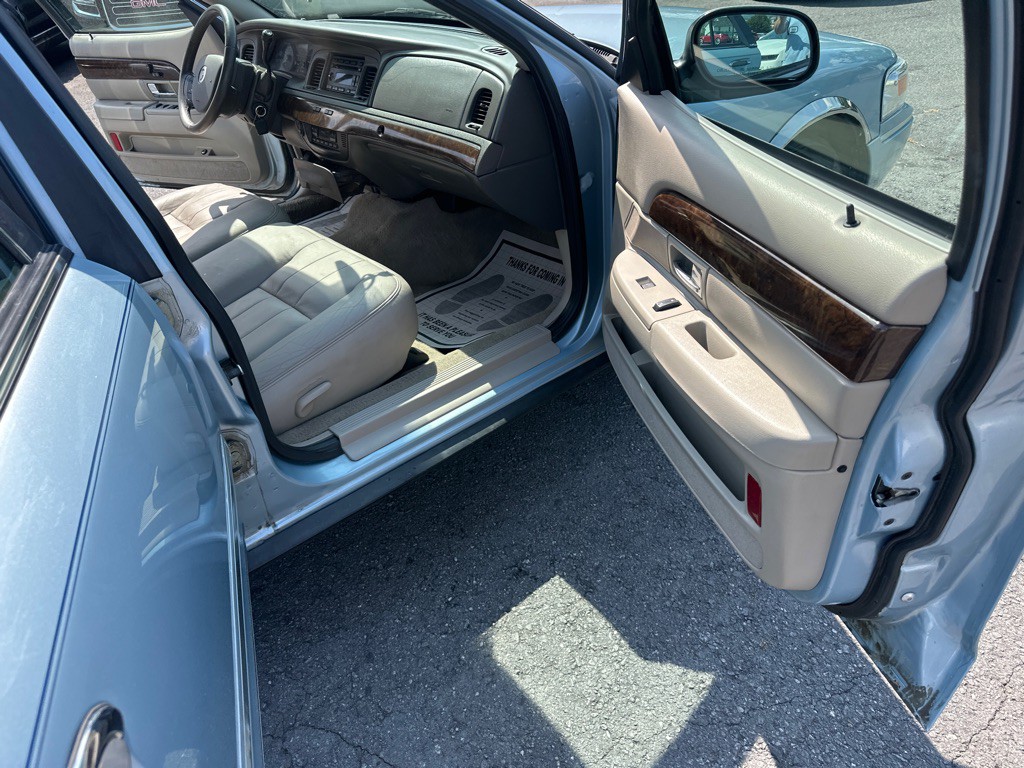 2010 Mercury Grand Marquis Image 19