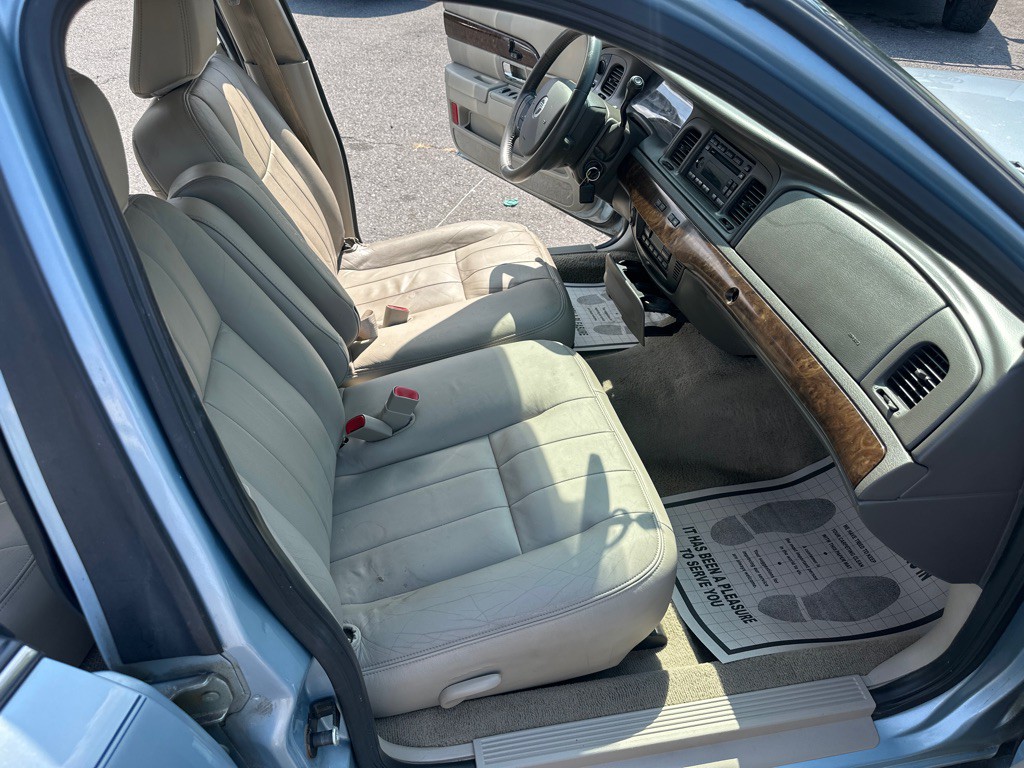 2010 Mercury Grand Marquis Image 20