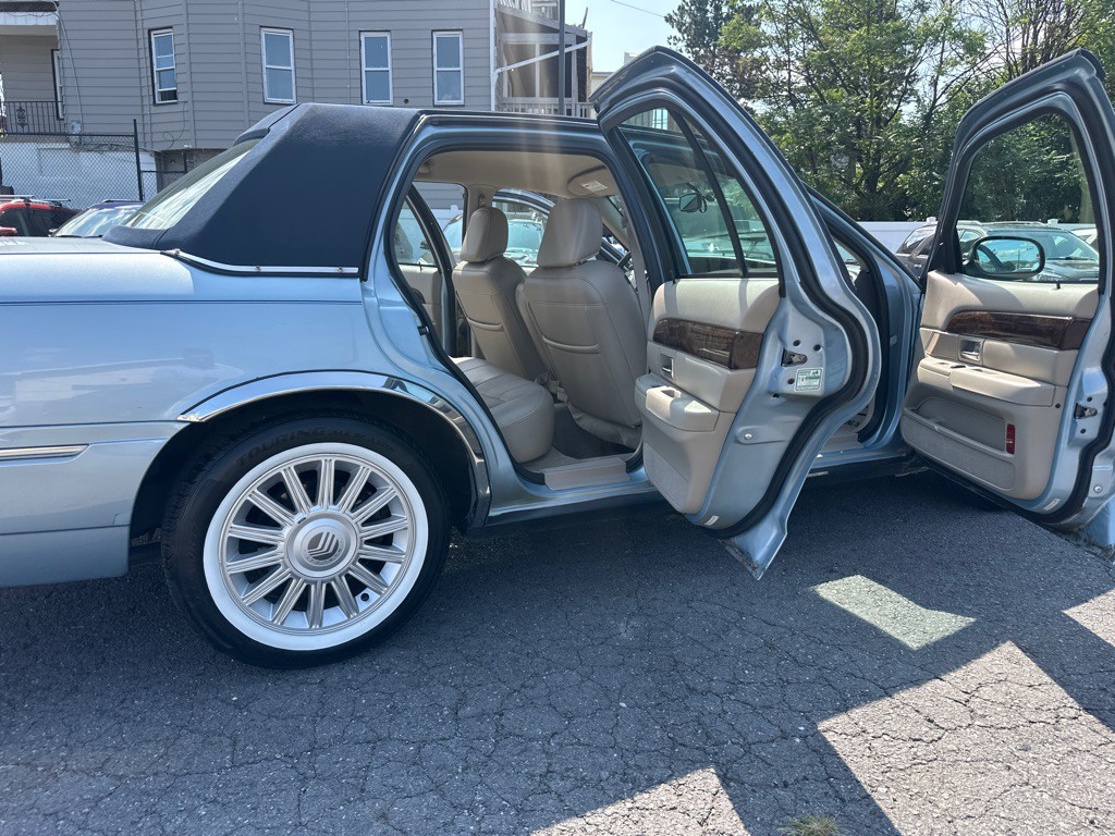 2010 Mercury Grand Marquis Image 24