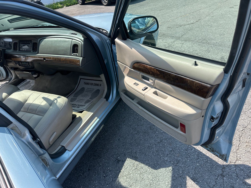 2010 Mercury Grand Marquis Image 25