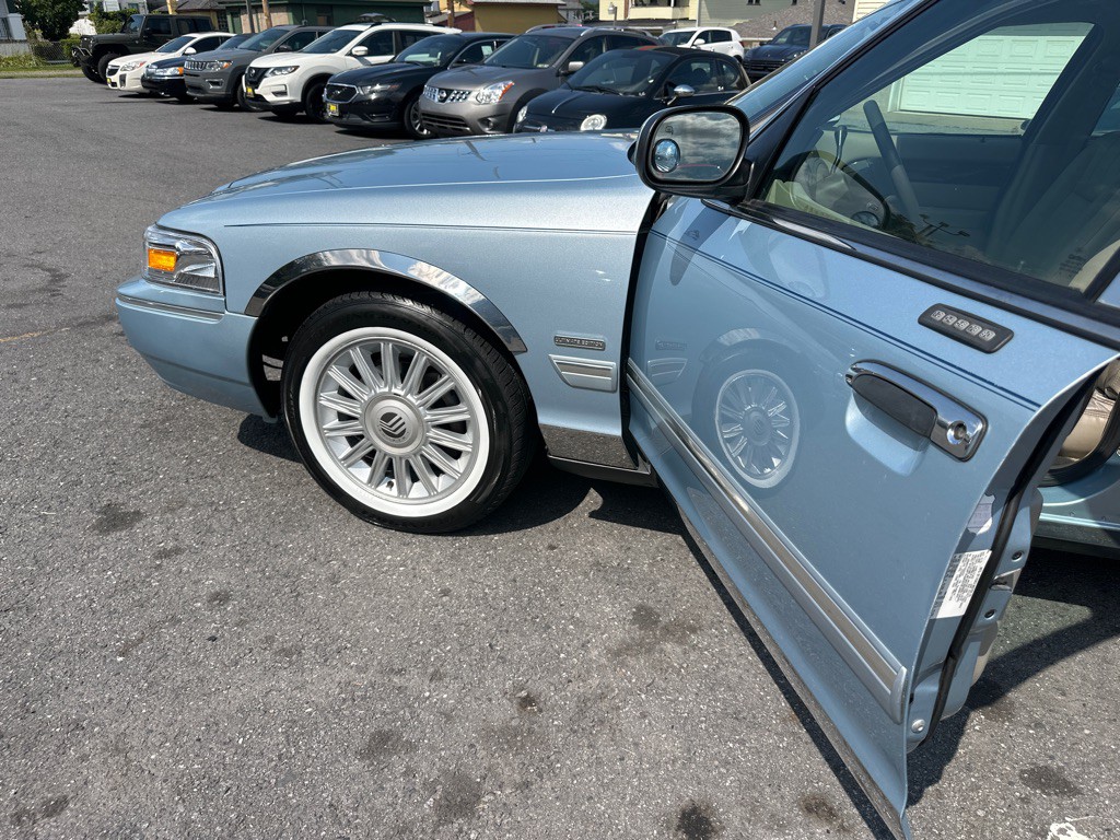 2010 Mercury Grand Marquis Image 38
