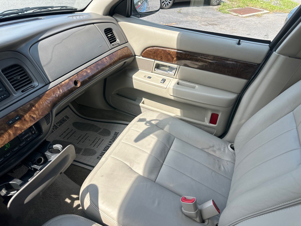 2010 Mercury Grand Marquis Image 45