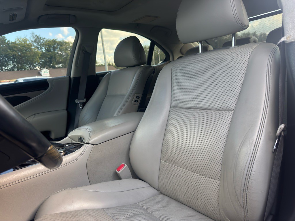 2013 Lexus LS Image 18