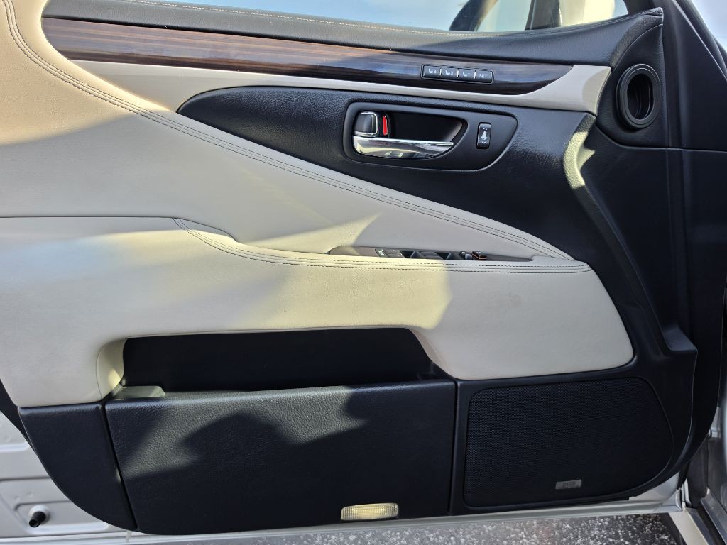 2013 Lexus LS Image 16