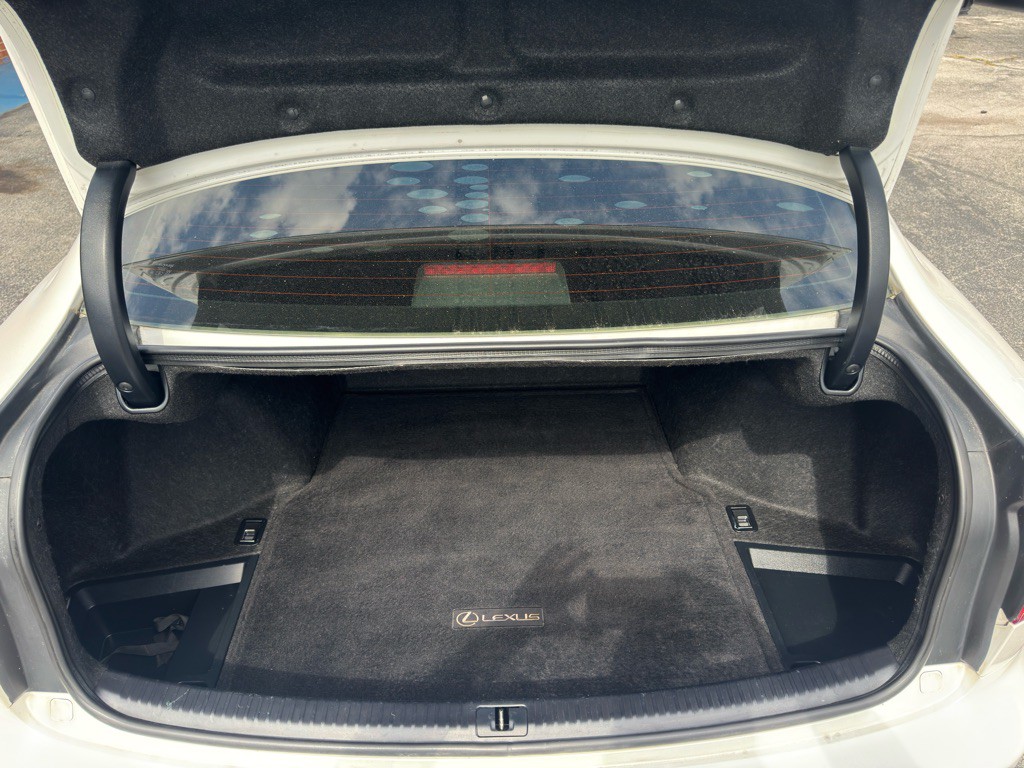 2013 Lexus IS Image 8
