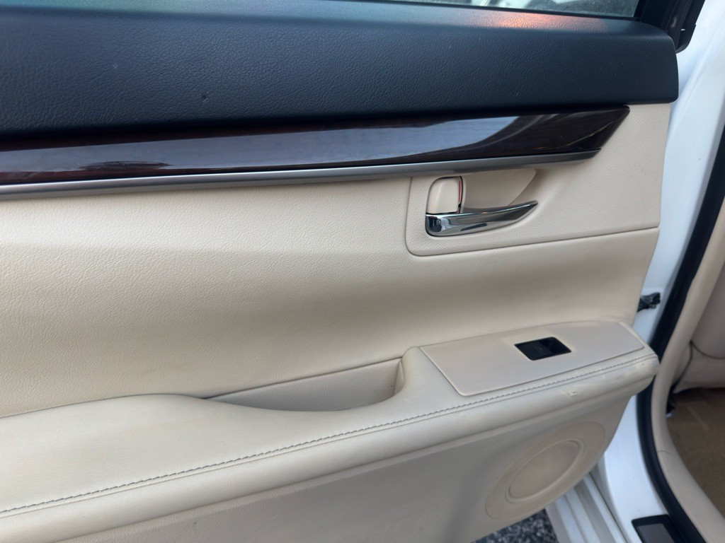 2014 Lexus ES Image 29